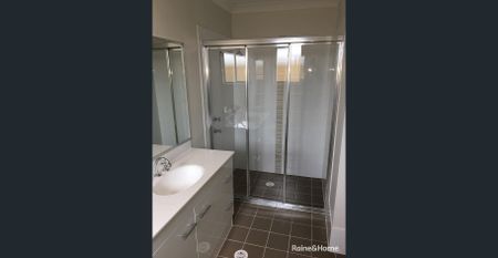 MODERN & SPACIOUS FAMILY HOME - Photo 4