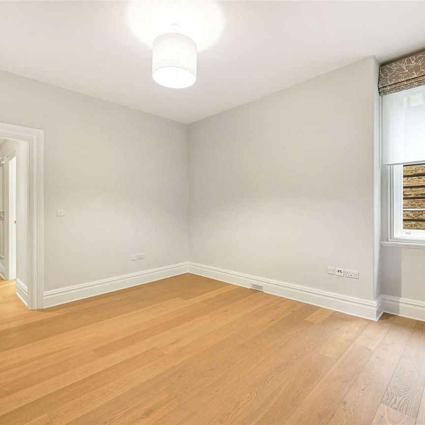 A recently refurbished first floor flat (with lift) in this period block on Sloane Square. - Photo 1