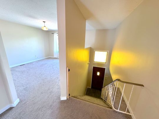 Dec.1st: Central – 3 bed, 2 bath main top floor suite - Photo 1