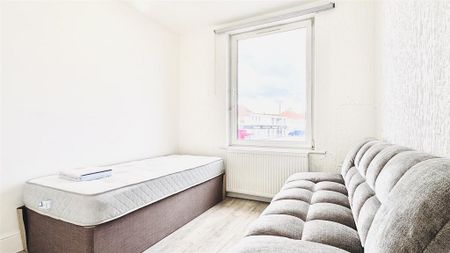 3 bedroom apartment to rent - Photo 3