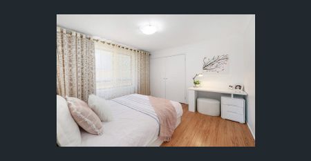 Spacious 5-Bedroom Family Home in Prime Location - Photo 3