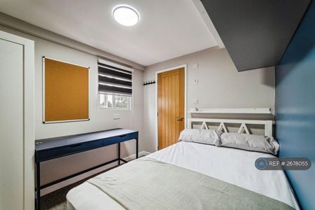 8 bedroom semi-detached house to rent - Photo 3