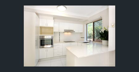 A LOVELY TOWNHOUSE SO CLOSE TO ALL AMENITIES AND THE BROADWATER! - Photo 2