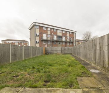 3 bedroom end of terrace house to rent - Photo 2