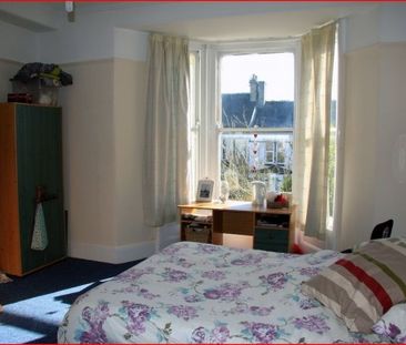 Spacious 7 bed property in prime location. Bills included. No fees. - Photo 2