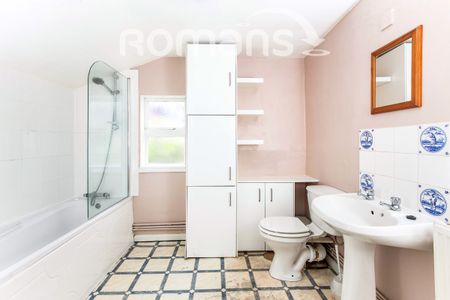 2 bedroom maisonette to rent - Photo 4