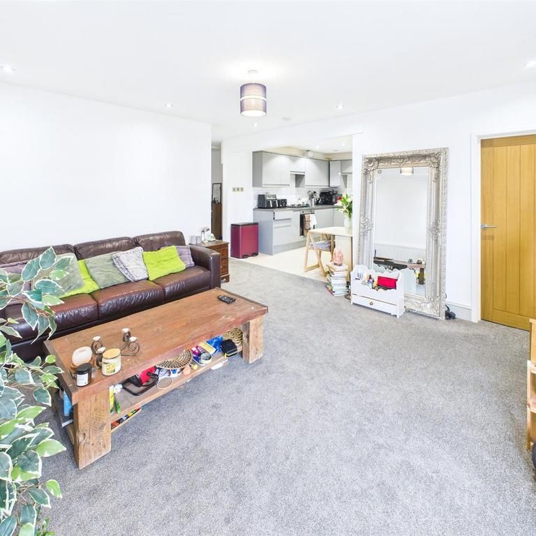 3 bedroom flat to rent - Photo 1