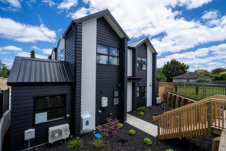 Fully furnished, self contained studio room! - Photo 3