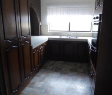 Lovely three bedroom home in the heart of West Lakes Shore - Photo 6