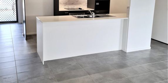 4-Bed Near Brand-New Townhouse With Two Ensuites! INSPECTIONS BY APPOINTMENT - Photo 2