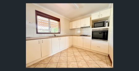 Spacious Modern Home with a Pool - Photo 3