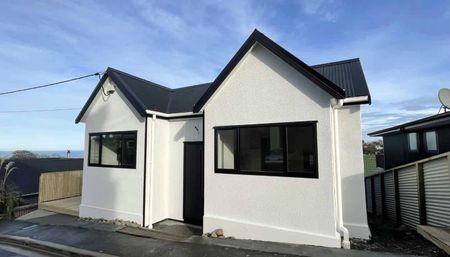 Modern 1-Bedroom Apartment with Balcony Views - Photo 5