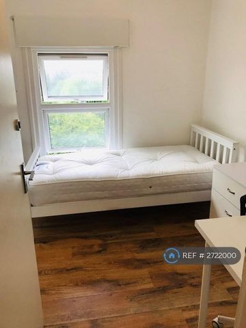 3 bedroom flat to rent - Photo 2