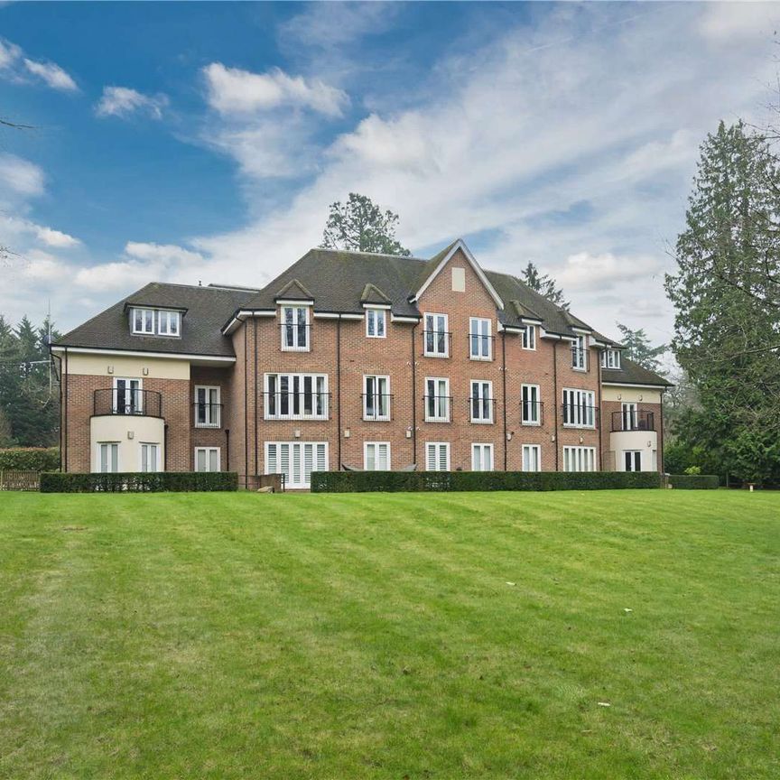 A two bedroom apartment in an exclusive gated development in Sunningdale. - Photo 1