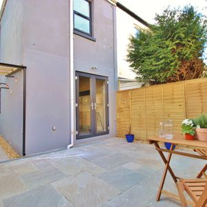 Clarence Road Room 5 - Photo 2