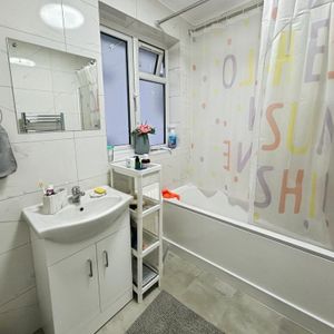 1 bedroom in a house share to rent - Photo 2