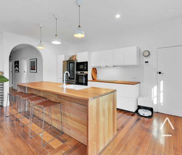 Cozy & Modern 3 bedroom property with scenic views of Launceston - Photo 2