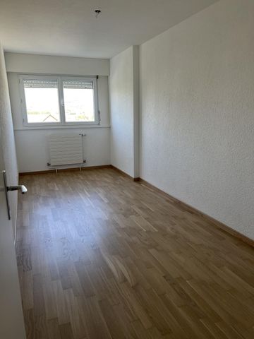 Logement de 3 pièces rénové, proche des transports publics et commerces. Avec ascenseur, accès sécurisé et buanderie. - Photo 2
