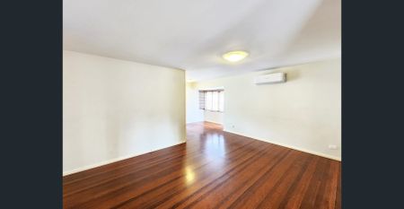 Large Family Home In Convenient Location - Photo 2