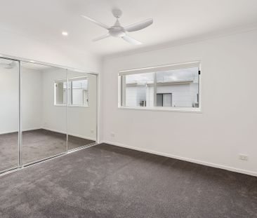 Modern Two Bedroom Townhouse! - Photo 1