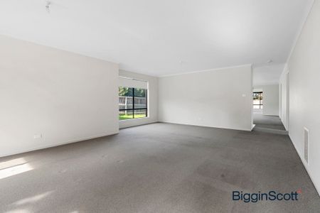 FAMILY HOME WITH MULTIPLE LIVING AREARS!!! - Photo 3