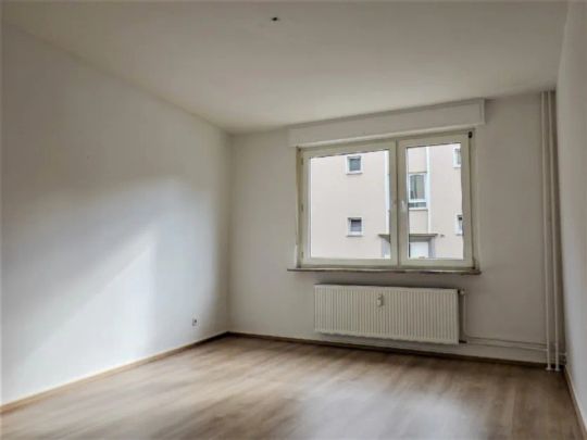 Helle 3-Zimmer-Erdgeschosswohnung mit Balkon in gepflegtem Mehrfamilienhaus - Photo 1