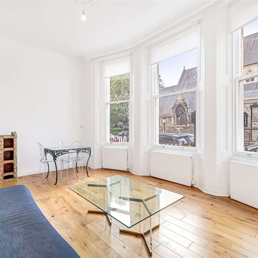 Beautiful period property, located on the highly desirable Warwick Square. 2 bedrooms (1 double, 1 single), 2 bathrooms, reception and kitchen. - Photo 1