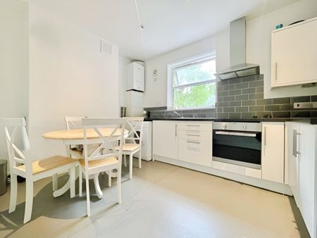Flat to rent - Fenwick Road, London, SE15 - Photo 4