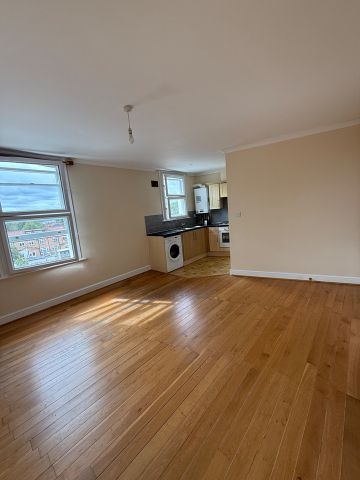 2 Bed Flat, Compton House, BR3 - Photo 2