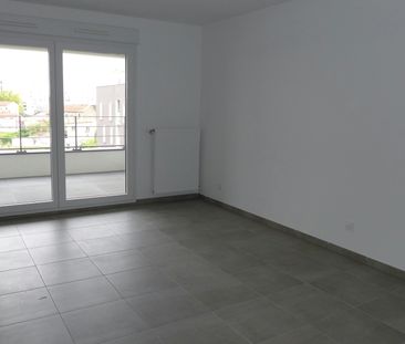 Villeurbanne : Etage élevé T3 avec cuisine équipée, terrasse et garage - Photo 2