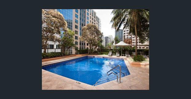 Fully furnished - Sought After CBD Location w/Parking + Pool - Photo 1