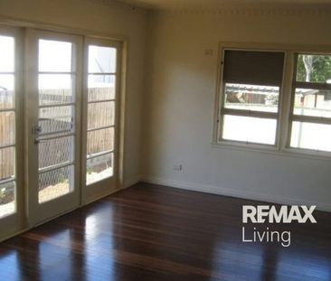 Charismatic Cottage in Beachmere! - Photo 1