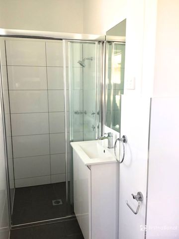 Ultra Modern Unit - Photo 5
