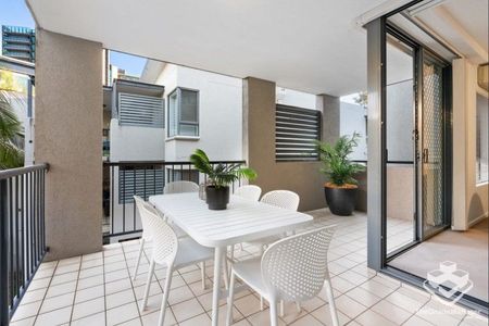 Two bedroom apartment in the heart of Toowong - Photo 3