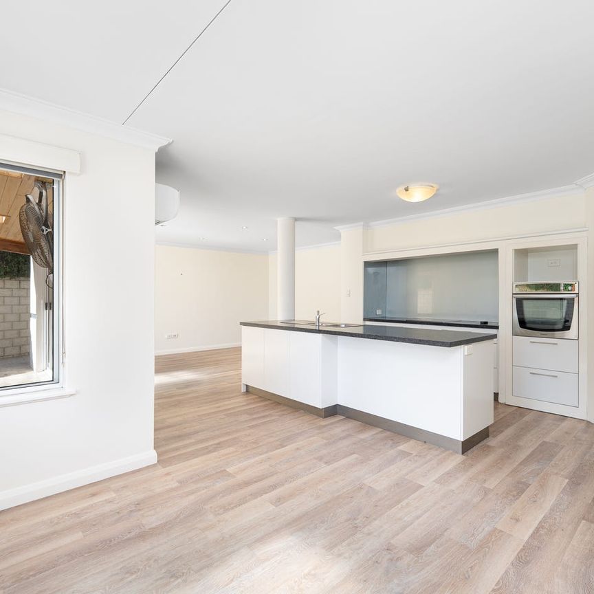 WALK TO THE FORESHORE @ $1200 per week - Photo 1