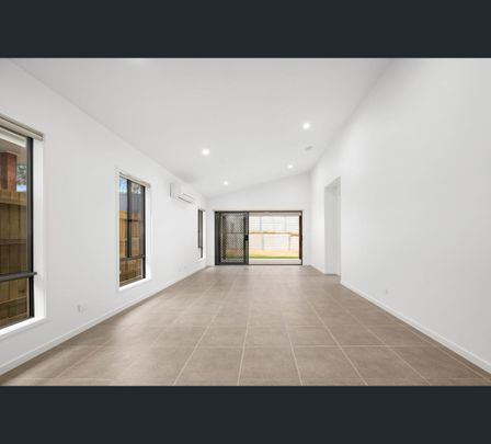 8 Retreat Place, Pallara, Qld 4110 - Photo 1