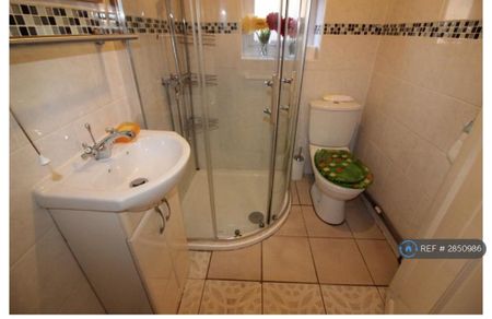 1 bedroom in a house share to rent - Photo 4