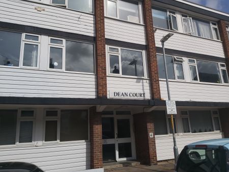 Dean Court, Canterbury - Photo 2