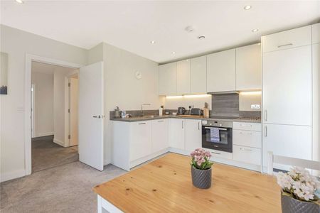 A two bedroom apartment to rent at Kennet Island in Reading. With en-suite shower room, bathroom and an allocated under ground parking space. - Photo 4