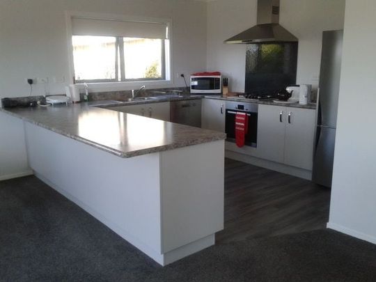 Aotea Spacious 4 Bedroom House - Pets negotiable - Photo 1