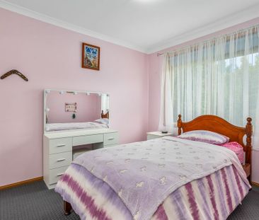 Spacious Family Home Opposite Altona Meadows Reserve - Photo 2