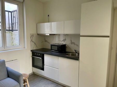 EN CENTRE VILLE JOLI MEUBLE AVEC PETITE COUR - Photo 4