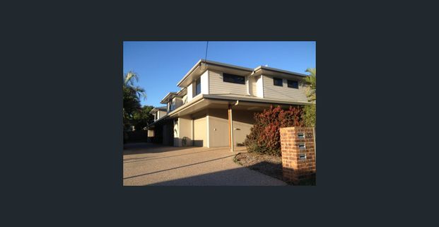 SPACIOUS TOWNHOUSE IN A QUIET STREET - Photo 1