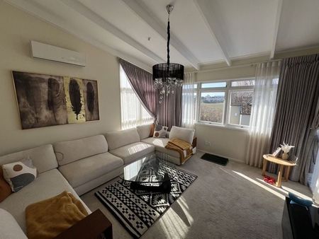 Huge 5 Bedroom, 4 Bathroom House - Photo 3