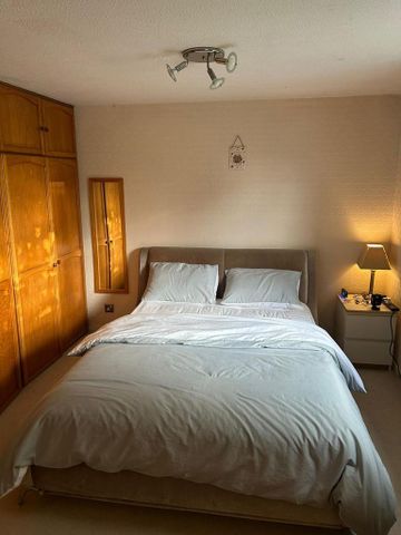 1 bedroom in a flat share to rent - Photo 4