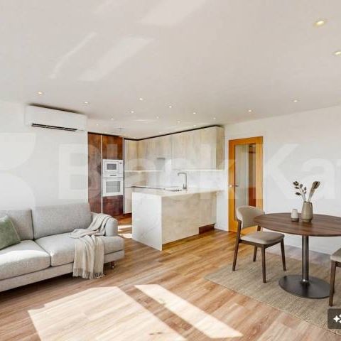A stunning fully renovated three-bedroom apartment finished to an exceptional high standard throughout - Photo 1