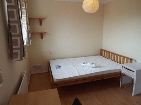 4 bedroom detached house to rent - Photo 2