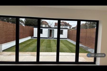 5 bedroom semi-detached house to rent - Photo 3