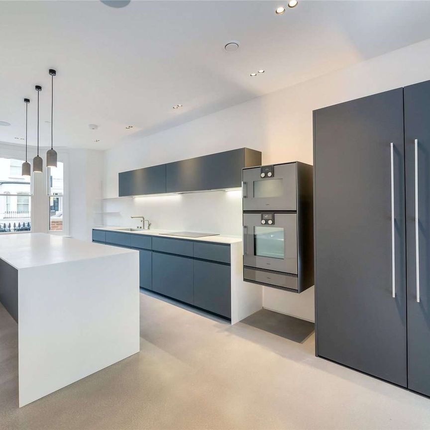 A remarkable five bedroom family home, meticulously refurbished to the highest standards - Photo 1