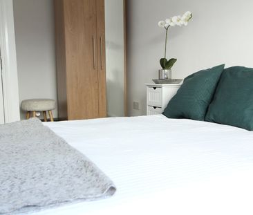 6 Bed Terraced House, Grange Avenue, RG6 - Photo 4